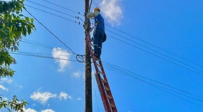 Técnico de CNEL ejecuta trabajos en un poste de luz en Santo Domingo, este 7 de agosto de 2024.