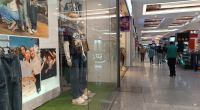 Clientes transitan en un centro comercial, en el centro norte de Quito, mayo de 2024. Imagen referencial.