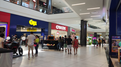 Locales de cadenas de electrodomésticos en un centro comercial, ubicado en el norte de Guayaquil, julio de 2024. Imagen referencial.