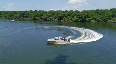 El Comando de Guardacostas de la Armada patrulla el canal de acceso al Puerto de Guayaquil, en el que se ubican puntos críticos de seguridad para el sector camaronero.