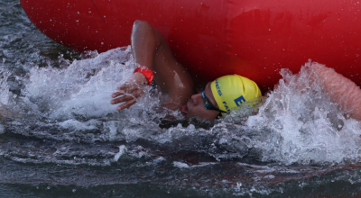 El nadador ecuatoriano David Andrés Farinango Berru compite en la prueba de 10 km aguas abiertas en los Juegos Olímpicos de París, el 9 de agosto de 2024.