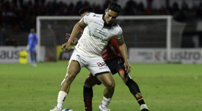 Miguel Parrales, de Orense, defiende una pelota ante Deportivo Cuenca, el 9 de agosto de 2024.