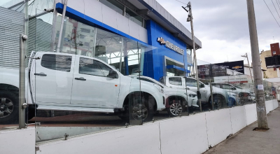 Imagen referencial de camionetas de la marca Chevrolet en un concesionario de Quito.