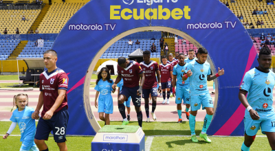 Los jugadores de Universidad Católica y Libertad salen a la cancha del estadio Atahualpa, el 10 de agosto de 2024.