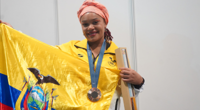 Neisi Dajomes sostiene una bandera de Ecuador después de su participación en los Juegos Olímpicos de París, el 10 de agosto de 2024.