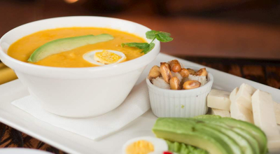 La sopa conocida como locro de papas es un plato tradicional en la Sierra de Ecuador.