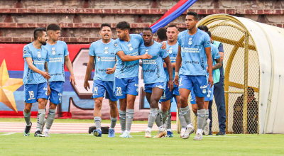 Jugadores de Macará celebrando su gol ante El Nacional, 11 de agosto de 2024.