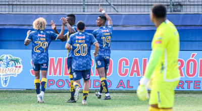 Jugadores de Delfín celebrando su gol sobre Imbabura, 11 de agosto de 2024.