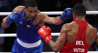 El boxeador cubano Enmanuel Reyes Pla (azul) durante su combate con el belga Victor Scheltraete para el equipo de España.