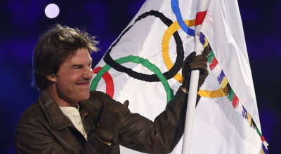 El actor Tom Cruise carga la bandera olímpica, el 11 de agosto de 2024.