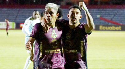 Jugadores de Mushuc Runa celebrando su gol ante Emelec, 11 de agosto de 2024.