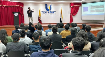 Imagen referencial. Estudiantes en el Instituto Tecnológico del Azuay.