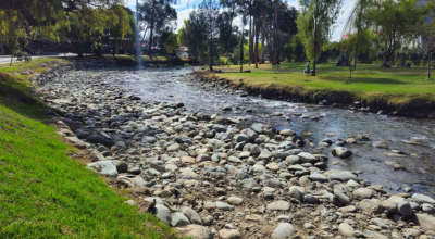 El río Tomebamba, de Cuenca, con bajos niveles de agua, el 11 de agosto de 2024.