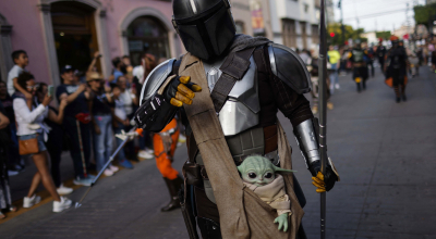 Un hombre disfrazado de 'The Mandalorian' participa en el desfile de fans de Star Wars desarrollado en Guanajuato, el 10 de agosto de 2024.