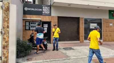 Un local de Worldcoin en el barrio Centenario, al sur de Guayaquil, luce con poca afluencia de usuarios tras las cientos de personas que llegaban al sitio a diario, hasta fin de mes.