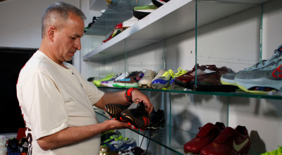 El ecuatoriano Esteban Del Hierro posa con su colección de más de 7.000 pares de zapatillas y calzado deportivo en Quito el 25 de julio de 2024. "Cada zapato evoca una época de la vida de cada persona, de la realidad, de la historia", dice a la AFP Del Hierro , un entusiasta de las zapatillas que, durante 45 de sus 55 años, ha acumulado más de 7.000 pares.