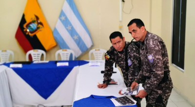 El general Víctor Hugo Zárate (derecha), nuevo comandante de la Policía Nacional, previo a una rueda de prensa del Bloque de Seguridad, este lunes 12 de agosto del 2024.