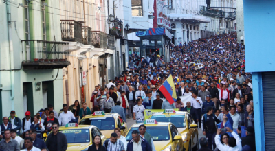 Cientos de taxistas se movilizan por las calles este 12 de agosto de 2024.