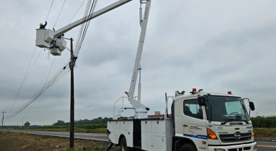 Técnicos de CNEL realizan el cambio de poste de luz.