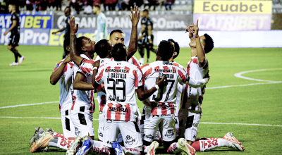 Los jugadores de Técnico Universitario celebran un gol ante Aucas, en Ambato, el 12 de agosto de 2024.