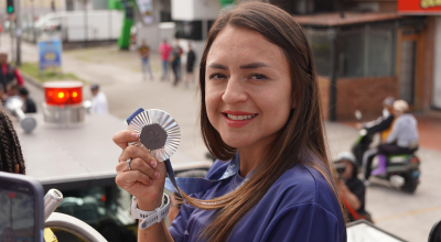 Glenda Morejón enseña su medalla olímpica en Ibarra, el martes 13 de agosto de 2024.