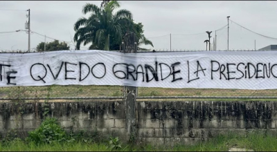 Varias pancartas colgadas a las afueras del Polideportivo de Samanes, en donde entrena Emelec, el martes 13 de agosto de 2024.