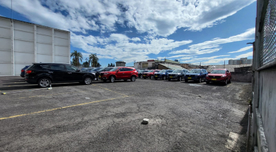 Autos comprados por el Municipio de Quito en el patio del Teatro Capitol, el 13 de agosto de 2024.