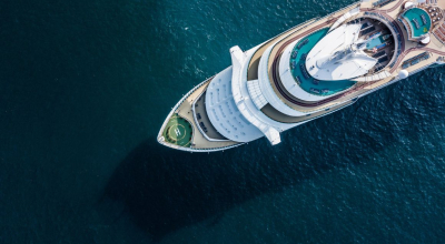 Vista aérea de un crucero en el mar.