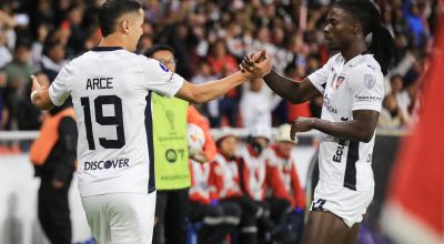 Alex Arce y Ricardo Adé celebran un gol con Liga de Quito por Copa Sudamericana, en el estadio Rodrigo Paz Delgado, el 18 de julio de 2024.