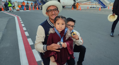 Daniel Pintado con sus hijos en el aeropuerto Mariscal Lamar, 13 de agosto de 2024.