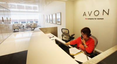 Una mujer atiende el área de recepción de las instalaciones de Avon Products Inc. el 14 de septiembre de 2011 en la Ciudad de Nueva York, Estados Unidos