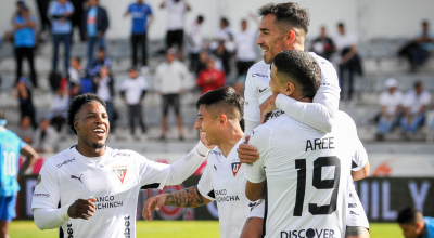 Jugadores de Liga de Quito celebrando su gol ante Macará,4 de agosto de 2024.