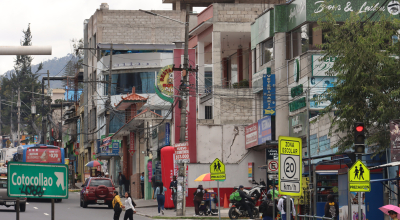 Personas caminando en una calle comercial, en el norte de Quito, 16 de febrero de 2024.