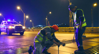 Trabajadores del MTOP en el tramo Durán-La Puntilla del Puente de la Unidad Nacional, el 30 de julio de 2024.