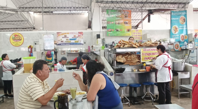 Venta de almuerzos en el mercado Santa Clara, en el norte de Quito, marzo de 2024.