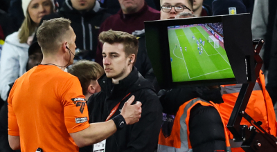 Un árbitro revisando una jugada en el VAR en un partido entre el Aston Villa y el Chelsea, 17 de abril de 2024.