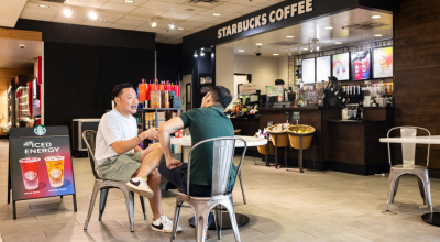 Starbucks, cadena que llega a Ecuador, cambia a su CEO tras caída de número de clientes