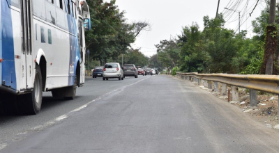 Vehículos circulan por el kilómetro 9 de la vía a la Costa, en Guayaquil.