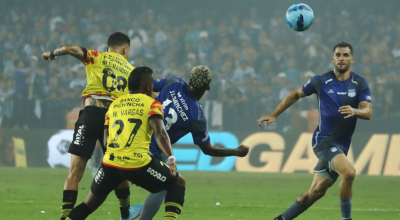 Jugadores de Emelec y Barcelona SC en el primer 'clásico de astillero' de la temporada 2024,  28 de abril de 2024.