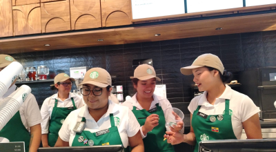 Trabajadores de Starbucks en la preapertura de su primer local en Ecuador, ubicado en el centro comercial Scala Shopping, en Quito, 14 de agosto de 2024.