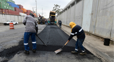 Trabajadores realizan la pavimentación en una calle de Guayaquil, en julio de 2024.