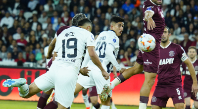 Alex Arce marca un gol en el partido de Liga de Quito ante Lanús por la Copa Sudamericana, el 14 de agosto de 2024.