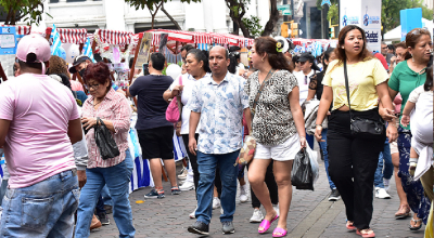 Ciudadanos recorren el centro de Guayaquil el 9 de agosto de 2024.