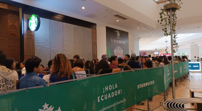 Filas de clientes para entrar al primer local de Starbucks en Ecuador que se inaugura este 15 de agosto de 2024.