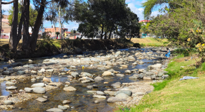 Bajos caudales en el río Tomebamba, uno de los afluentes del río Paute que abastece a la segunda hidroeléctrica, el 15 de agosto de 2024.