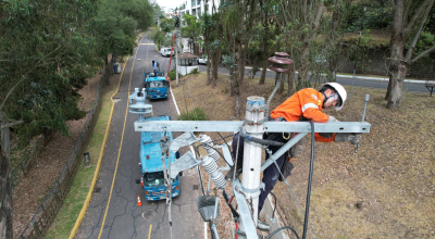 Un trabajador de la Empresa Eléctrica Quito realiza labores de mantenimiento en el norte de Quito, el 9 de agosto de 2024. Imagen referencial.