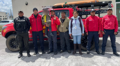 El niño de 6 años que permaneció 16 horas extraviado en las inmediaciones de los Ilinizas, en Latacunga, junto a su familia y personal de rescate este 15 de agosto de 2024.