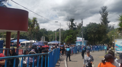 Largas filas en feria de empleo en Quito, este 16 de agosto de 2024.