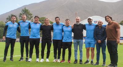 Sebastián Beccacece, técnico de la selección, junto a su cuerpo técnico y el grupo de trabajo de Pablo Sánchez, entrenador de Liga de Quito.