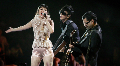 El grupo musical Belanova se presenta en el escenario de Los Premios MTV Latino America 2006 en el Palacio De Los Deportes.